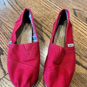 TOMS Moccasins in Bright Red Women’s 6.5